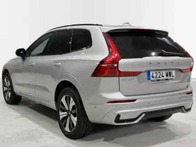 Usado Volvo XC60 Plus 350 CV (257 kW) 2024 Plateado SUV