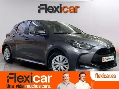 Usado Toyota Yaris Hybrid Active 116 CV (85 kW) 2023 Rojo