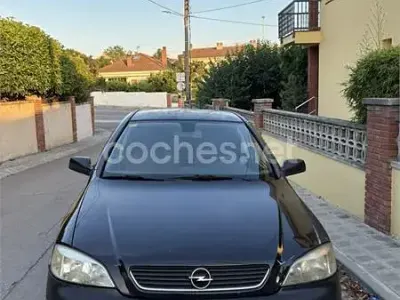 Usado Opel Astra Edition 125 CV (91 kW) 2002 Negro Berlina