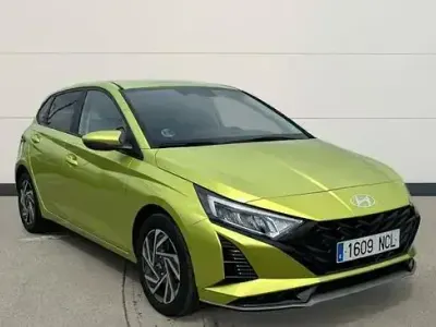 Usado Hyundai i20 100 CV (73 kW) 2025 Verde Utilitario