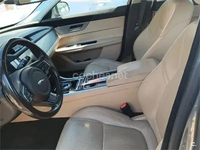 Usado Jaguar XF Prestige 180 CV (132 kW) 2018 Gris / plata Berlina