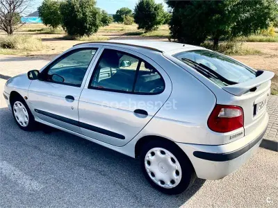 Usado Renault Mégane 100 CV (73 kW) 1999 Gris / plata Berlina
