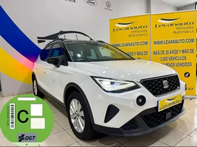 Usado Seat Arona Ecomotive 110 CV (80 kW) 2021 Blanco SUV