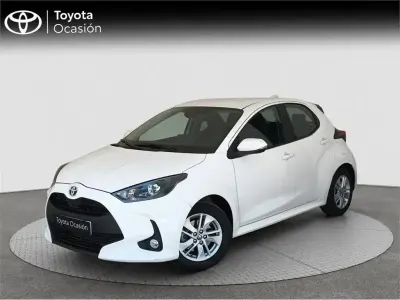 Usado Toyota Yaris Hybrid Active 116 CV (85 kW) 2022 Blanco Monovolumen