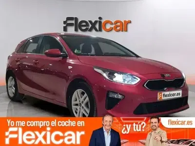 Usado Kia Ceed 120 CV (88 kW) 2021 Granate Utilitario