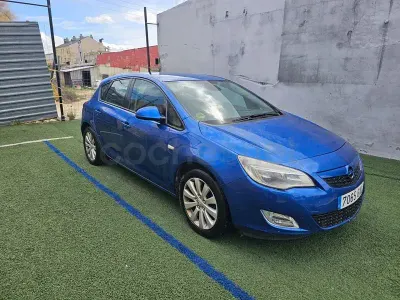 Usado Opel Astra Cosmo 110 CV (80 kW) 2010 Azul Berlina
