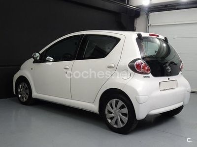 Usado Toyota Aygo Connect Style 68 CV (50 kW) 2011 Blanco Utilitario