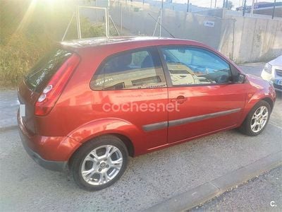 Usado Ford Fiesta Ambiente 70 CV (51 kW) 2007 Granate Utilitario