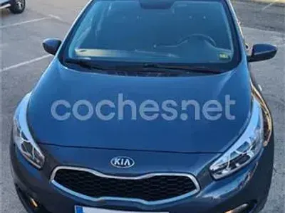 Usado Kia Ceed Sportswagon 110 CV (80 kW) 2015 Azul Familiar