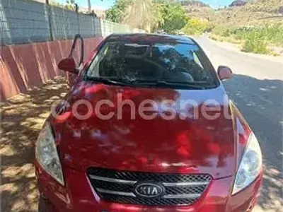 Usado Kia Ceed 109 CV (80 kW) 2008 Granate Utilitario