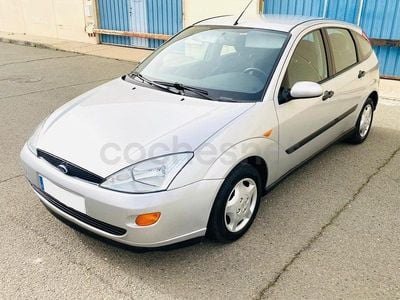 Usado Ford Focus Ambiente 100 CV (73 kW) 2000 Gris / plata Berlina
