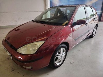 Usado Ford Focus Trend 100 CV (73 kW) 2002 Rojo Berlina