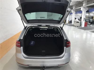 Usado VW Passat Sportline 150 CV (110 kW) 2018 Gris / plata Familiar