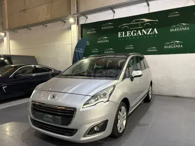 Usado Peugeot 5008 Allure 120 CV (88 kW) 2016 Gris / plata Monovolumen