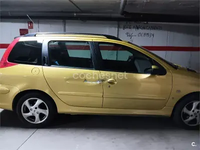 Usado Peugeot 206 110 CV (80 kW) 2003 Amarillo Familiar
