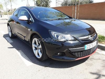 Usado Opel Astra GTC Sportive 140 CV (102 kW) 2015 Negro Berlina