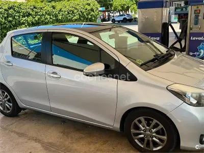 Usado Toyota Yaris Active 90 CV (66 kW) 2014 Gris / plata Utilitario