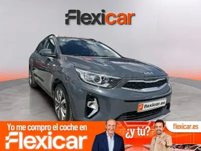 Usado Kia Stonic 100 CV (73 kW) 2021 Gris / plata SUV