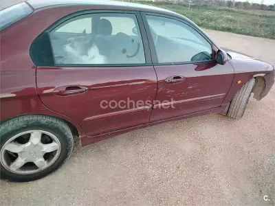 Usado Hyundai Sonata GLS 136 CV (100 kW) 2002 Granate Berlina