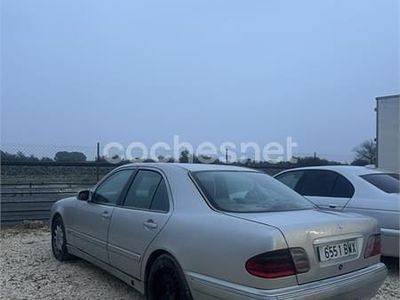 Gris / plata Usado 2000 Mercedes E320 Elegance Berlina | 1450 €