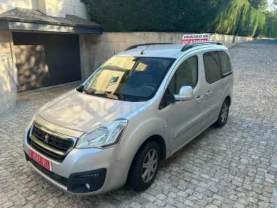 Usado Peugeot Partner Tepee Style 100 CV (73 kW) 2016 Gris / plata Monovolumen