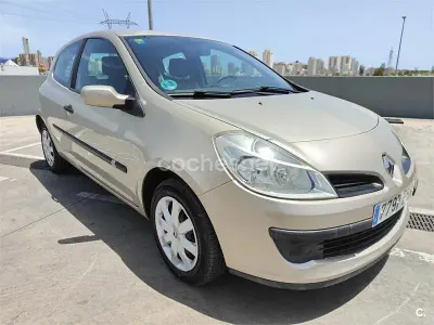Usado Renault Clio II Dynamique 100 CV (73 kW) 2007 Beige Berlina