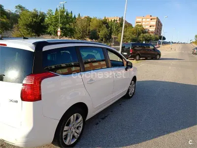 Usado Peugeot 5008 Style 130 CV (95 kW) 2016 Blanco Monovolumen