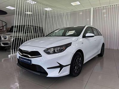 Begagnad Kia Ceed 120 HK (88 kW) 2022 Vit Halvkombi