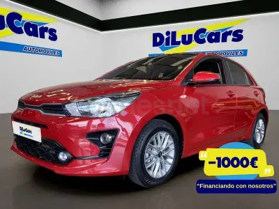 Usado Kia Rio 100 CV (73 kW) 2023 Granate Berlina