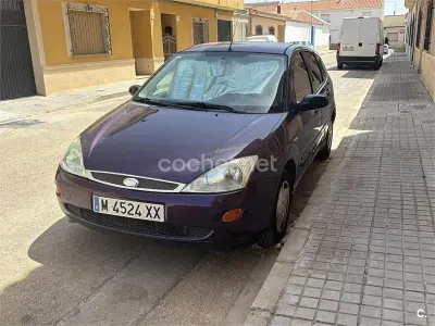 Usado Ford Focus Ambiente 100 CV (73 kW) 1999 Violeta / lila Berlina