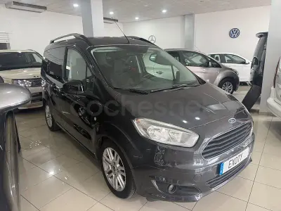 Usado Ford Tourneo Courier Trend 95 CV (69 kW) 2017 Gris / plata Monovolumen