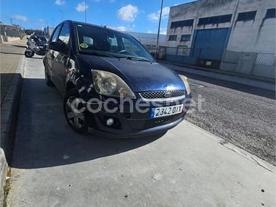 Usado Ford Fiesta Ambiente 68 CV (50 kW) 2005 Azul Utilitario