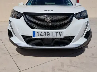 Usado Peugeot 2008 Allure 130 CV (95 kW) 2021 Blanco SUV