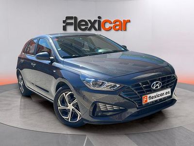 Usado Hyundai i30 120 CV (88 kW) 2021 Gris Berlina