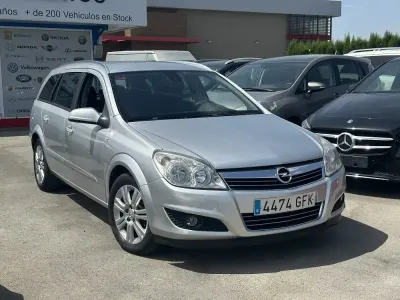 Usado Opel Astra Enjoy 120 CV (88 kW) 2008 Plata metalico Utilitario
