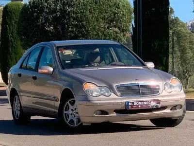 Usado Mercedes C220 Classic 143 CV (105 kW) 2003 Gris / plata Berlina