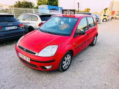 Usado Ford Fiesta Ghia 80 CV (58 kW) 2005 Rojo Utilitario