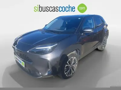 Usado Toyota Yaris Hybrid Style 115 CV (84 kW) 2022 Gris/plata