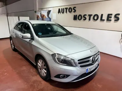 Usado Mercedes A180 109 CV (80 kW) 2015 Gris Utilitario