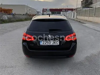Usado Peugeot 308 SW Allure 130 CV (95 kW) 2015 Negro Familiar