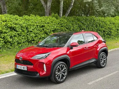 Usado Toyota Yaris Cross Edition 116 CV (85 kW) 2022 Granate SUV