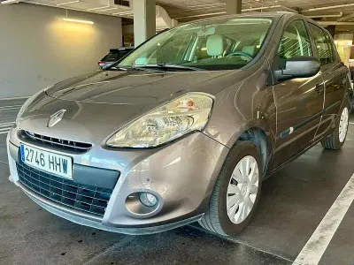 Usado Renault Clio IV Business 75 CV (55 kW) 2012 Gris / plata Berlina