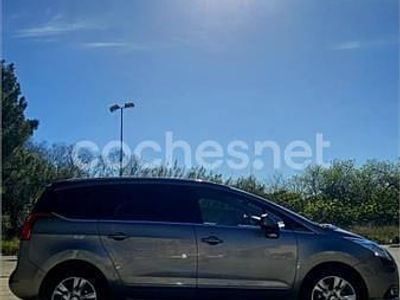 Usado Peugeot 5008 Style 115 CV (84 kW) 2013 Gris / plata Monovolumen