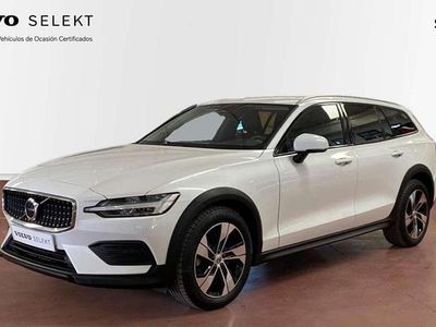 Begagnad Volvo V60 CC Pro 190 HK (139 kW) 2019 Vit Kombi