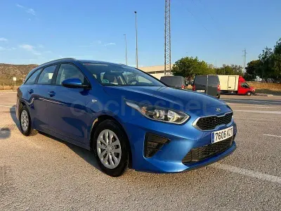 Usado Kia Ceed 120 CV (88 kW) 2019 Azul Utilitario