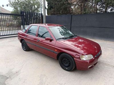 Usado Ford Escort 75 CV (55 kW) 1998 Rojo Berlina