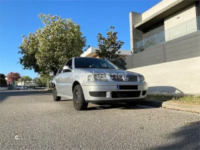 Usado VW Polo Trendline 75 CV (55 kW) 2001 Gris / plata Utilitario