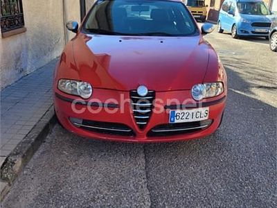 Usado Alfa Romeo 147 Distinctive 140 CV (102 kW) 2004 Rojo Utilitario