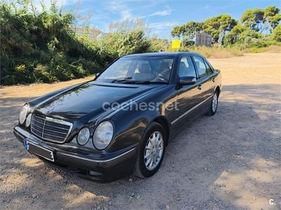 Gris / plata Usado 2000 Mercedes E240 Elegance Berlina | 4500 €