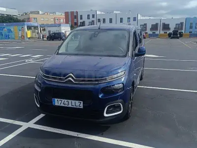Käytetty Citroën Berlingo Shine 102 HP (75 kW) 2021 Sininen Tila-auto